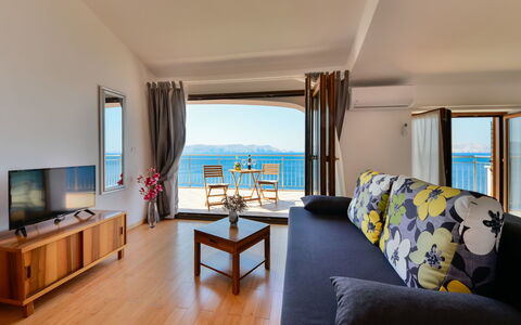 Sveti Juraj 105: Meubilair, Eigendom, Tafel, Gebouw, Bankstel, Comfort, Cabinetry, Azure, Hout, Lamp