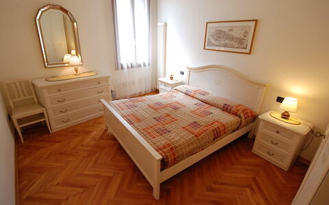 Al Foghèr: Slaapkamer, Bed, Meubilair, Kamer, Verdieping, Laken, Eigendom, Bed Frame, Matras, Bedding