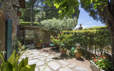 Casaccia: Eigendom, Tuin, Vegetation, Huis, Plantkunde, Boom, Binnenplaats, Werf, Onroerend Goed, Flagstone
