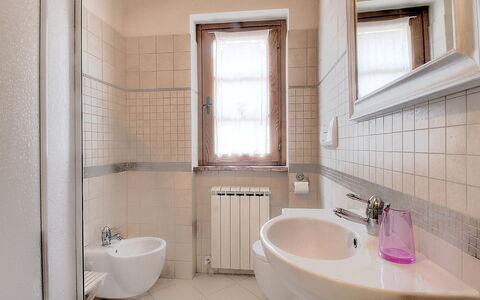 Le Pergole: Spiegel, Loodgieterswerkinrichting, Kraan, Wastafel, Wastafel In De Badkamer, Badkamer, Purper, Interieur Ontwerp, Hout