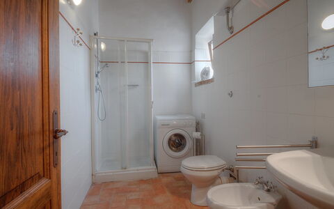 Podere Valle di Sotto: Badkamer, Kamer, Wc Bril, Eigendom, Toilet, Verdieping, Loodgieterswerkinrichting, Bidet, Wastafel In De Badkamer, Gebouw