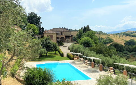 Volterra 819: Wolk, Water, Fabriek, Lucht, Gebouw, Boom, Zwembad, Azure, Vegetation, Zwemwater