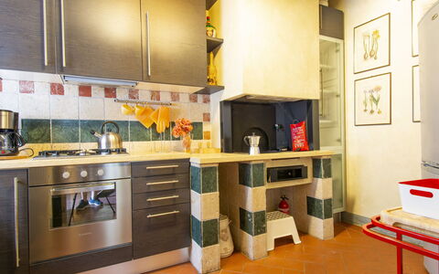 Tassinaia: Cabinetry, Meubilair, Countertop, Toestel Van De Keuken, Fornuis, Gasfornuis, Interieur Ontwerp, Keuken, Fotolijst, Hout