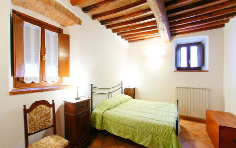 Castellina in Chianti 890: Kamer, Slaapkamer, Meubilair, Bed, Plafond, Eigendom, Gebouw, Bed Frame, Interieur Ontwerp, Laken