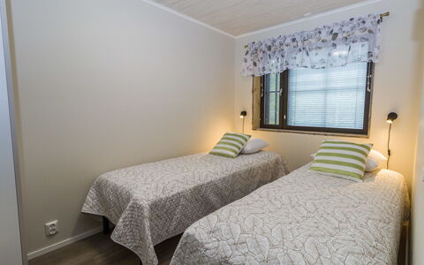 Kantapää D2: Bed, Interieur Ontwerp, Slaapkamer, Hout, Verdieping, Laken, Meubilair, Flooring, Plafond, Bedding