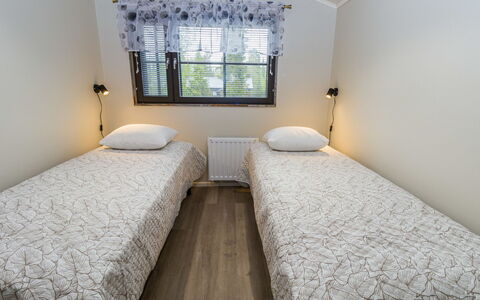 Kantapää D2: Bed, Slaapkamer, Hout, Verdieping, Laken, Interieur Ontwerp, Bedding, Flooring, Bed Frame, Linens