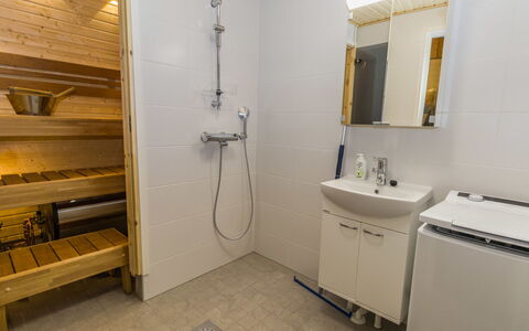 Kantapää D2: Flooring, Verdieping, Hout, Loodgieterswerkinrichting, Interieur Ontwerp, Loodgieter, Kamer, Tegel, Samengesteld Materiaal, Badkamer