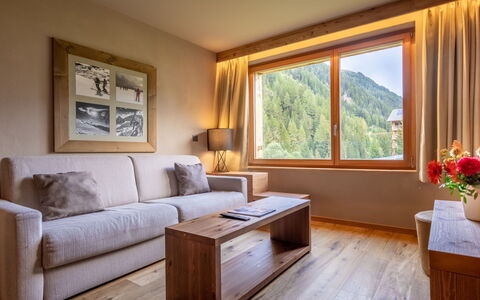 Zinal 9000: Interieur Ontwerp, Flooring, Kamer, Woonkamer, Hardwood, Plafond, Houten Vloer, Bankstel, Fotolijst