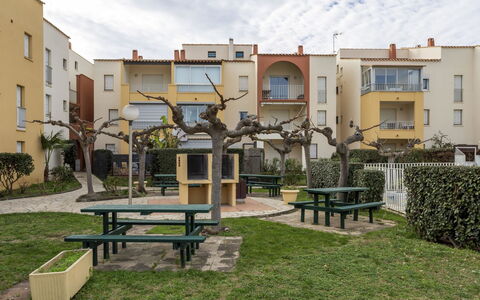 Santa Monica 1: Lucht, Fabriek, Wolk, Gebouw, Tafel, Eigendom, Venster, Meubilair, Openluchtbank, Picknicktafel