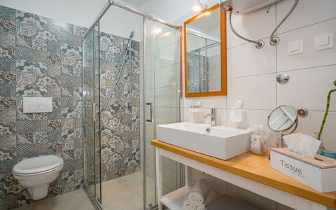 Amberg: Spiegel, Loodgieterswerkinrichting, Kraan, Wastafel, Douchekop, Badkamer, Purper, Architectuur, Verlichting, Douche