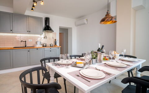 Amberg: Meubilair, Tafel, Eigendom, Cabinetry, Stoel, Countertop, Tableware, Keuken, Verlichting, Interieur Ontwerp