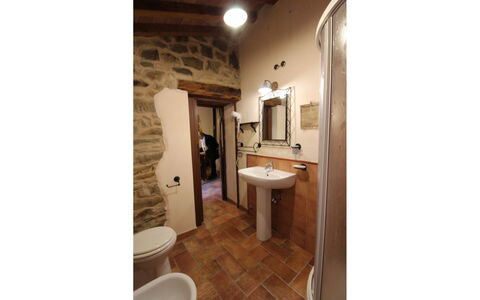 Agriturismo le Calle: Eigendom, Kamer, Gebouw, Badkamer, Huis, Onroerend Goed, Interieur Ontwerp, Verdieping, Plafond, Architectuur