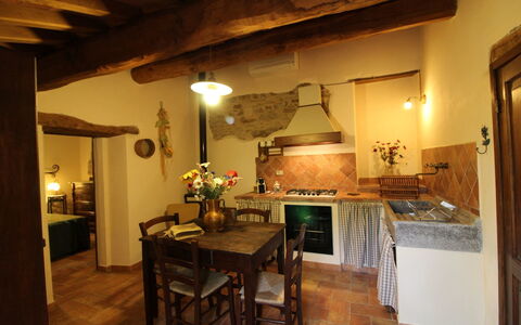 Agriturismo le Calle: Kamer, Eigendom, Countertop, Gebouw, Meubilair, Keuken, Interieur Ontwerp, Verdieping, Huis, Straal