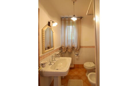 Borgo di Usciano: Muur, Loodgieterswerkinrichting, Wastafel In De Badkamer, Interieur Ontwerp, Flooring, Badkamer, Wastafel, Kraan, Verdieping, Verlichting