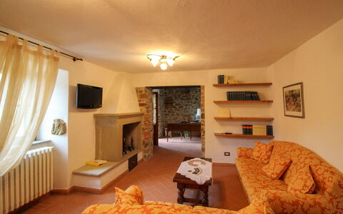 Borgo di Usciano: Meubilair, Interieur Ontwerp, Muur, Flooring, Kamer, Bankstel, Hout, Plafond, Verdieping, Woonkamer