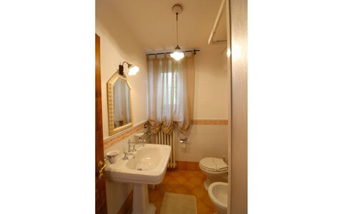 Borgo di Usciano: Eigendom, Kamer, Badkamer, Interieur Ontwerp, Wastafel In De Badkamer, Gebouw, Onroerend Goed, Huis, Architectuur, Plafond