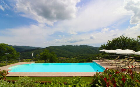 Borgo di Usciano: Wolk, Water, Lucht, Fabriek, Zwembad, Gebouw, Blauw, Azure, Boom, Natuurlijk Landschap