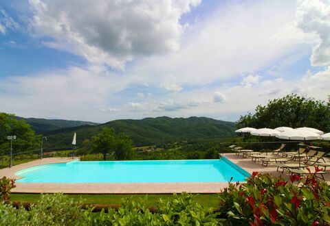 Borgo di Usciano: Wolk, Water, Lucht, Fabriek, Zwembad, Gebouw, Blauw, Azure, Boom, Natuurlijk Landschap