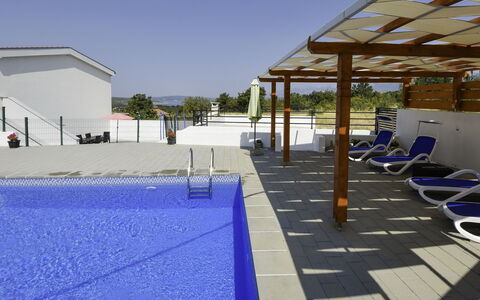 Nina: Lucht, Gebouw, Blauw, Schaduw, Huis, Flooring, Vrije Tijd, Zwembad, Hout, Dak