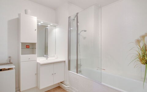 Port Blanc: Gebouw, Spiegel, Loodgieterswerkinrichting, Wastafel, Huis, Badkamer, Hout, Interieur Ontwerp, Kraan