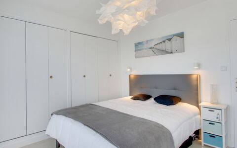 Port Blanc: Meubilair, Eigendom, Gebouw, Cabinetry, Comfort, Hout, Bed Frame, Interieur Ontwerp, Bed