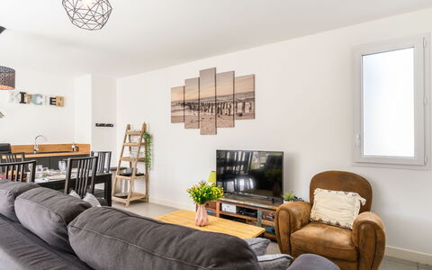 Mimizan 801: Meubilair, Eigendom, Bankstel, Tafel, Comfort, Fabriek, Hout, Verlichting, Interieur Ontwerp, Woonkamer