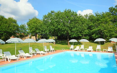 Gaiole in Chianti 880: Water, Wolk, Lucht, Fabriek, Meubilair, Zwembad, Paraplu, Stoel, Boom, Buitenmeubels