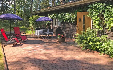 Ranta-Iivari: Struik, Tuin, Huis, Groundcover, Verblijf, Backyard, Bloempot, Flagstone, Werf