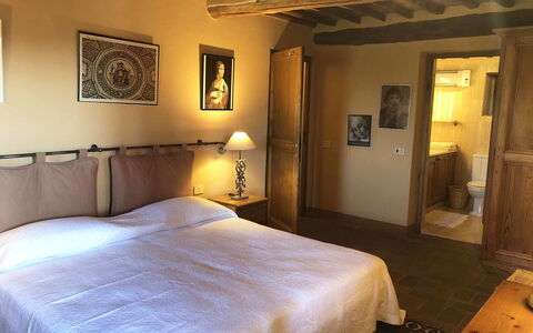Compignano Barn: Slaapkamer, Bed, Kamer, Meubilair, Laken, Eigendom, Bed Frame, Bedding, Matras, Interieur Ontwerp