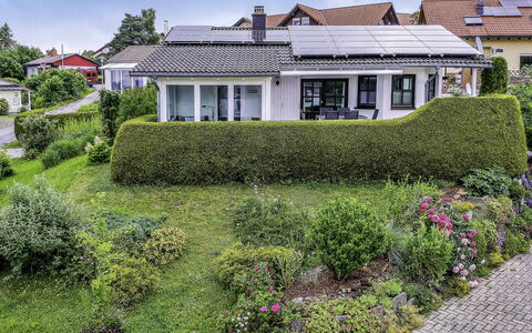 Nest: Fabriek, Eigendom, Gebouw, Lucht, Plantengemeenschap, Venster, Bloem, Land Lot, Vegetation, Gras