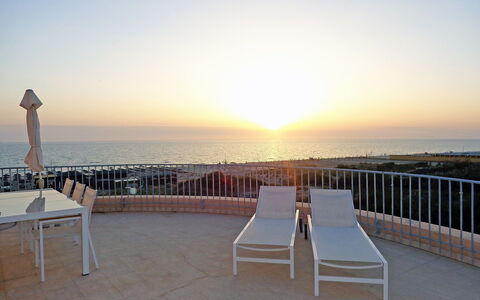 Suite 48: Lucht, Zee, Eigendom, Horizon, Ochtend, Meubilair, Oceaan, Zonsopkomst, Zonsondergang, Onroerend Goed