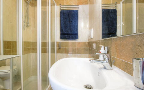 Suite 48: Badkamer, Eigendom, Kamer, Tegel, Kraan, Bad, Muur, Interieur Ontwerp, Verdieping, Loodgieterswerkinrichting