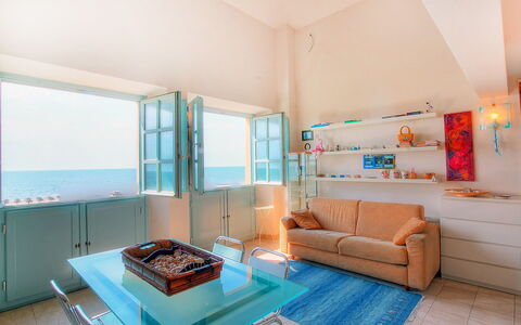 Suite 48: Kamer, Meubilair, Eigendom, Interieur Ontwerp, Woonkamer, Gebouw, Huis, Turkoois, Plafond, Tafel
