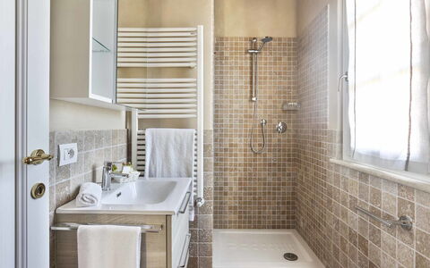 Uva: Badkamer, Kamer, Eigendom, Tegel, Interieur Ontwerp, Verdieping, Kraan, Muur, Onroerend Goed, Gebouw