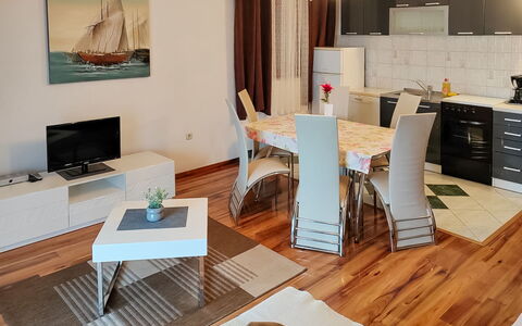 Beba: Meubilair, Eigendom, Tafel, Cabinetry, Hout, Woonkamer, Interieur Ontwerp, Verlichting, Flooring, Architectuur