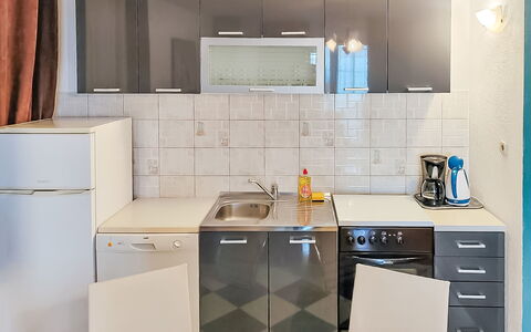 Beba: Cabinetry, Countertop, Eigendom, Gebouw, Gootsteen, Wastafel, Kraan, Toestel Van De Keuken, Fornuis, Keuken