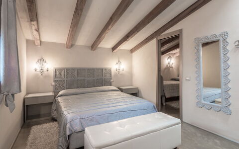 Villa Del Santo Bastiano: Slaapkamer, Bed, Kamer, Meubilair, Eigendom, Interieur Ontwerp, Bed Frame, Laken, Gebouw, Plafond