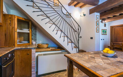 Casale Fonte: Meubilair, Cabinetry, Tafel, Gebouw, Hout, Keuken, Interieur Ontwerp, Flooring, Verdieping, Beits