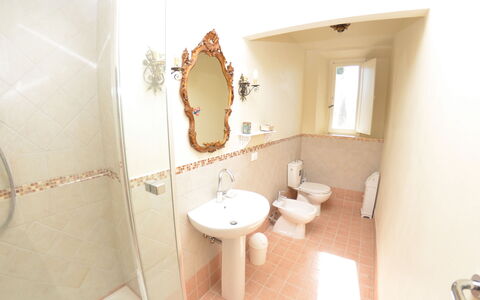 Collina Lagomare: Eigendom, Badkamer, Kamer, Interieur Ontwerp, Muur, Huis, Loodgieterswerkinrichting, Toilet, Architectuur, Onroerend Goed