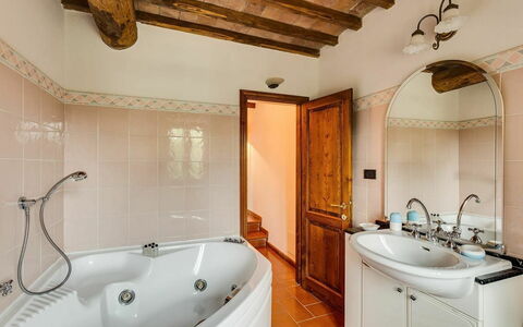 Antico Borgo San Lorenzo - Weddings And Events: Bruin, Bad, Spiegel, Kraan, Loodgieterswerkinrichting, Badkamerkast, Eigendom, Wastafel, Cabinetry, Badkamer