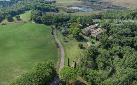 Castello D'Ombrone: Fabriek, Ecoregio, Natuurlijk Landschap, Natuurlijke Omgeving, Land Lot, Gebouw, Boom, Hoogland, Stedelijk Ontwerp, Gras
