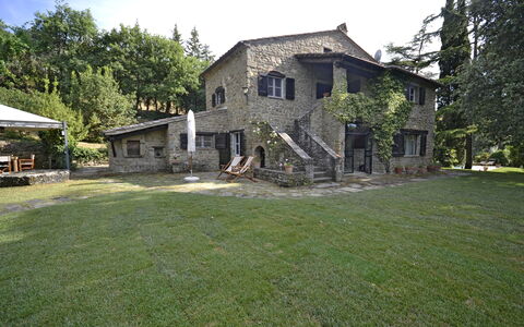 Villa Del Castagno: Eigendom, Huis, Huis, Gazon, Werf, Landgoed, Gras, Gebouw, Land Lot, Onroerend Goed