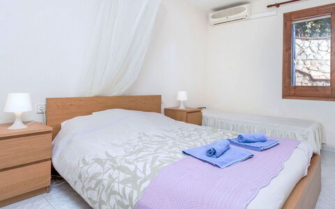 La Teulada: Bed, Slaapkamer, Meubilair, Interieur Ontwerp, Verdieping, Hout, Flooring, Laken, Bedding, Linens