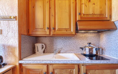 Baikonour 210.7: Bruin, Cabinetry, Countertop, Gootsteen, Eigendom, Wastafel, Meubilair, Wit, Keuken, Blauw