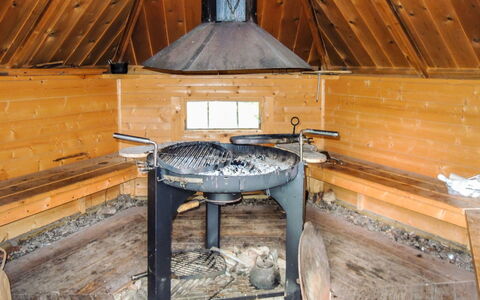 Purnuranta a: Meubilair, Stoel, Buitenmeubels, Tafel, Hout, Buitentafel, Keuken En Eettafel, Schaduw, Tuin, Paraplu