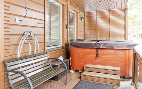 Pielislinna Loma-Koli: Meubilair, Stoel, Buitenmeubels, Tafel, Hout, Buitentafel, Keuken En Eettafel, Schaduw, Tuin, Paraplu