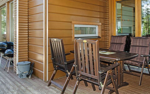 Pielislinna Loma-Koli: Meubilair, Stoel, Buitenmeubels, Tafel, Hout, Buitentafel, Keuken En Eettafel, Schaduw, Tuin, Paraplu