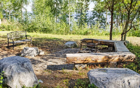 Pielislinna Loma-Koli: Meubilair, Stoel, Buitenmeubels, Tafel, Hout, Buitentafel, Keuken En Eettafel, Schaduw, Tuin, Paraplu