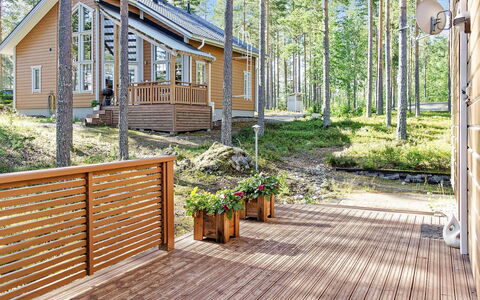 Pielislinna Loma-Koli: Meubilair, Stoel, Buitenmeubels, Tafel, Hout, Buitentafel, Keuken En Eettafel, Schaduw, Tuin, Paraplu