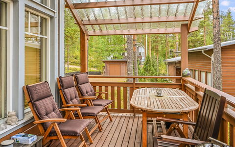 Kolinpilvi: Meubilair, Stoel, Buitenmeubels, Tafel, Hout, Buitentafel, Keuken En Eettafel, Schaduw, Tuin, Paraplu